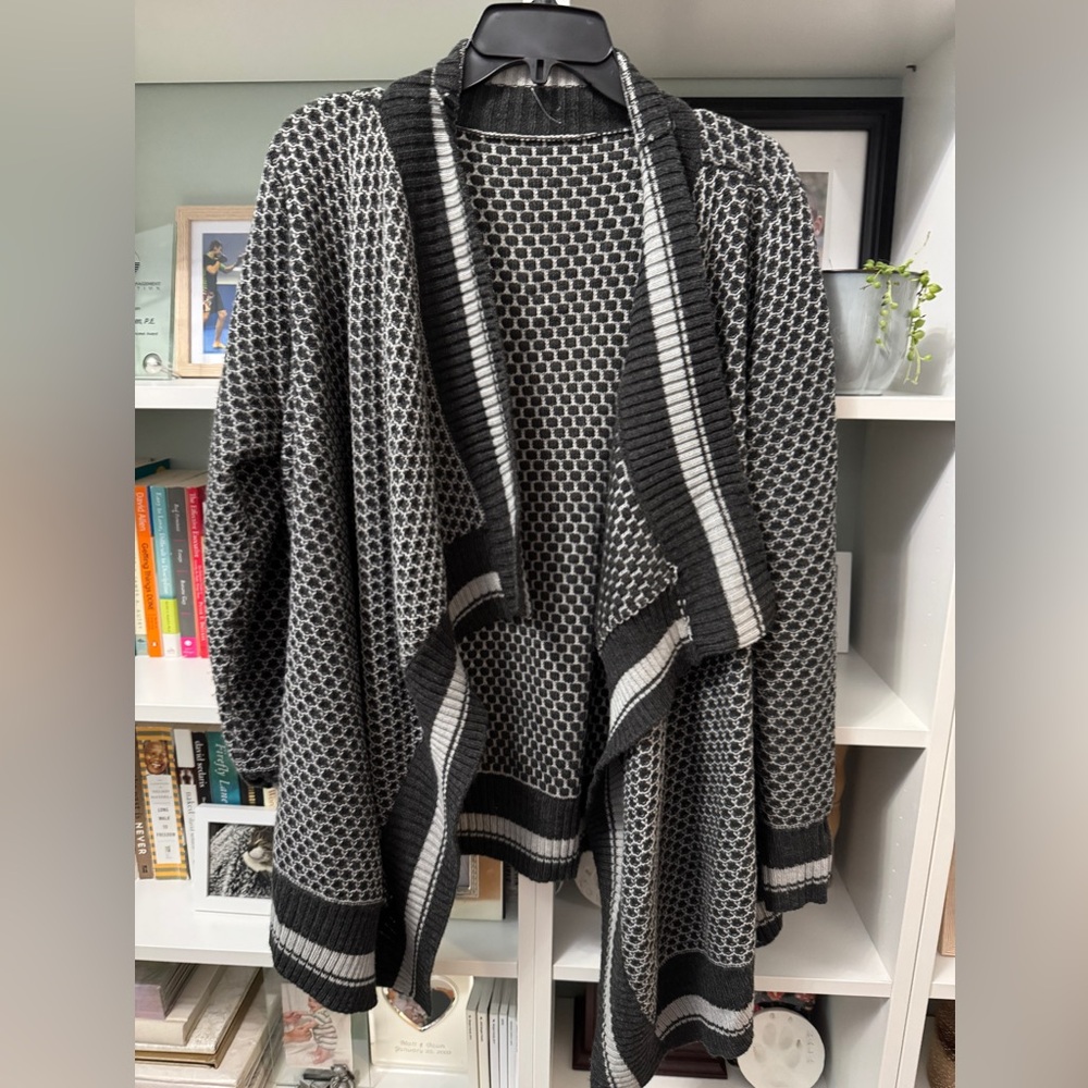 Black and White Patterned Women's Sweater Cardigan. - XL - EUC - WHBM